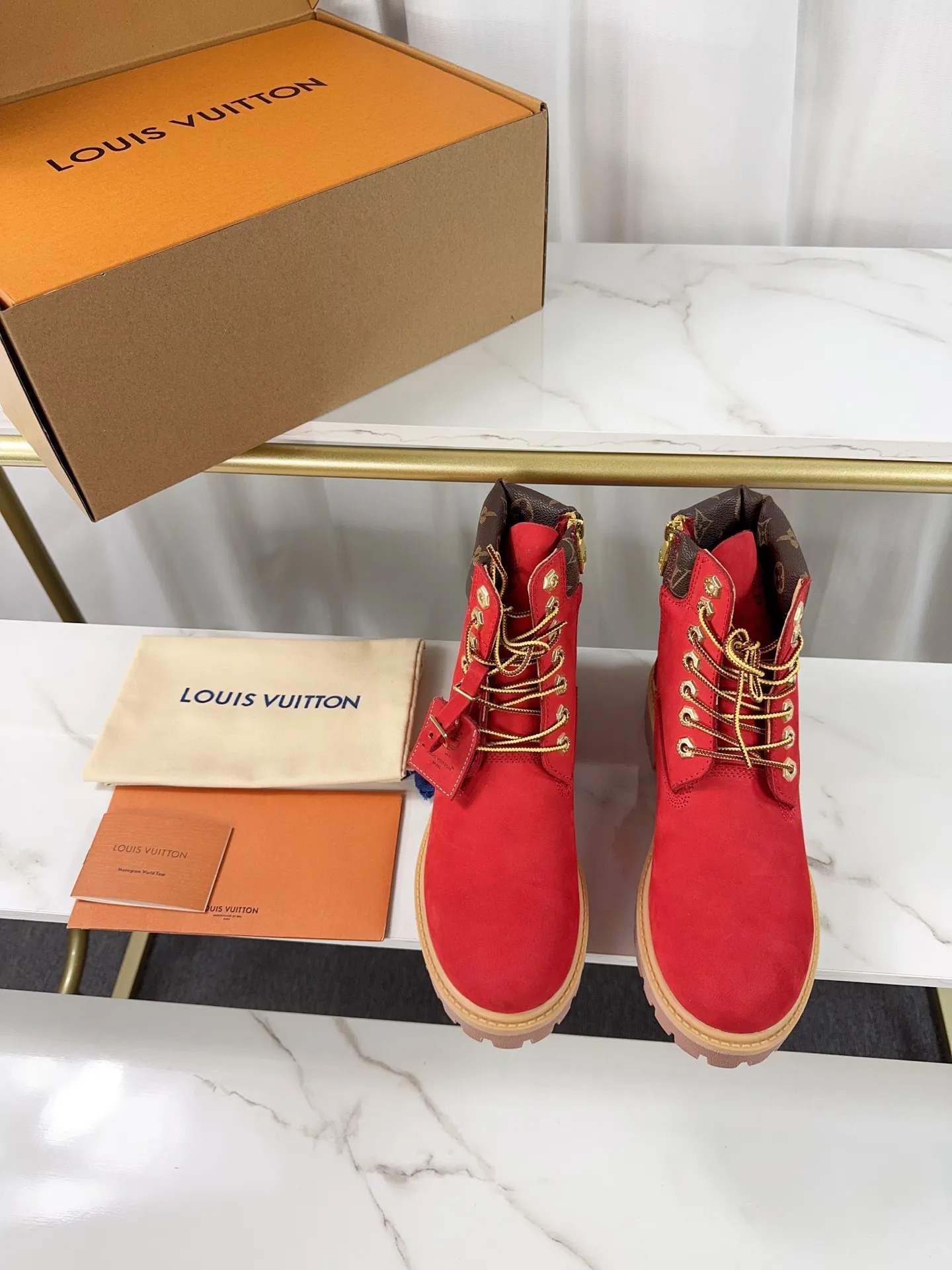 Couple model 💰700 ❤️Top version: Couple model LV x Timberland Timberland joint model Presbyopia Embossed Rhubarb boots Ankle boots Short boots LV x Timberland ankle boots are made of Monogram embossed waterproof nubuck cow leather, relying on the brand's exquisite craftsmanship to carefully reshape the classic Timberland 6-inch boot shape in Italy, and make an eye-catching appearance in 2024 created by Pharrell Williams with American workwear style Autumn and winter menswear show. Monogram embossed tongue, original Timberland laces and outsole are exquisite details, and the leather label expresses the cooperation logo. Exquisite packaging at the delivery counter🛍📦 ▪️Material: Original customized imported first-layer cowhide ▪️Inner lining: Original customized leather lining/mesh lining ▪️Outsole: Original molded anti-slip rubber material ▪️Sole thickness: 3.5CM ▪️Size: Women's 35-40 Men's 39-46